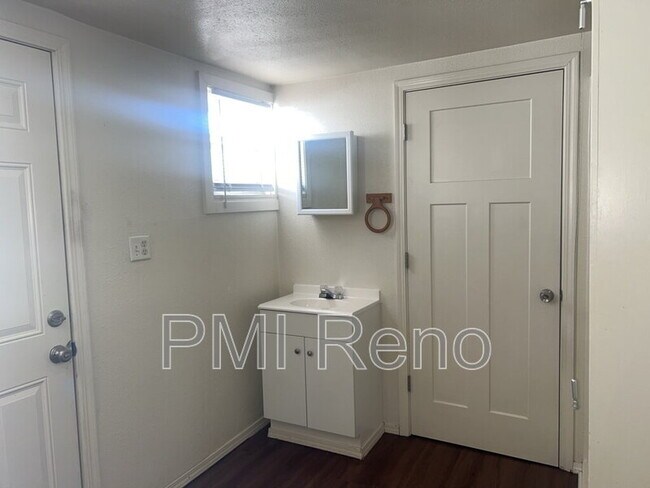 Foto del edificio - 923 W 2nd St
