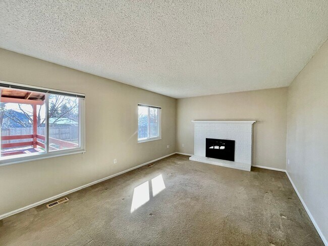 Foto del edificio - Lafayette Ranch on a Spacious Lot - Available Early June