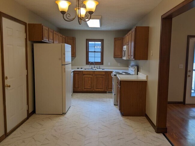 Building Photo - 3 Bedroom 2 Bathroom Home In Amber Woods E...