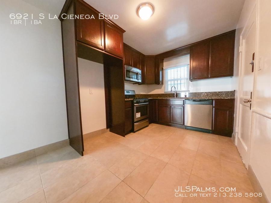 6921 S La Cienega Blvd, Los Angeles, CA 90045 Room for Rent in Los
