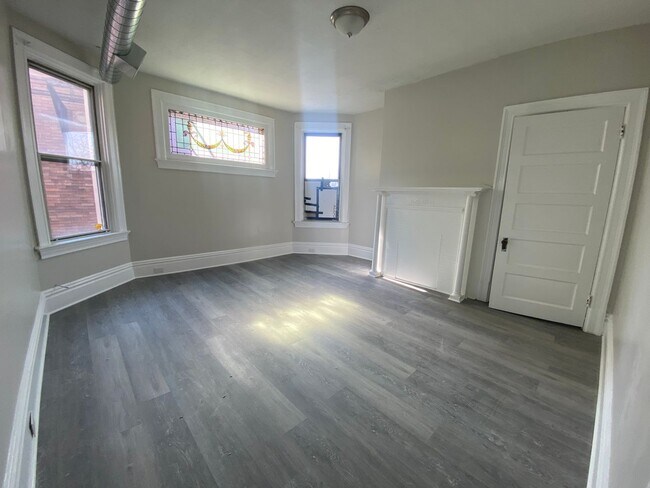 Foto del edificio - 3 unit building in central area of Bellevue and steps away from Avalon areas of Pittsburgh.