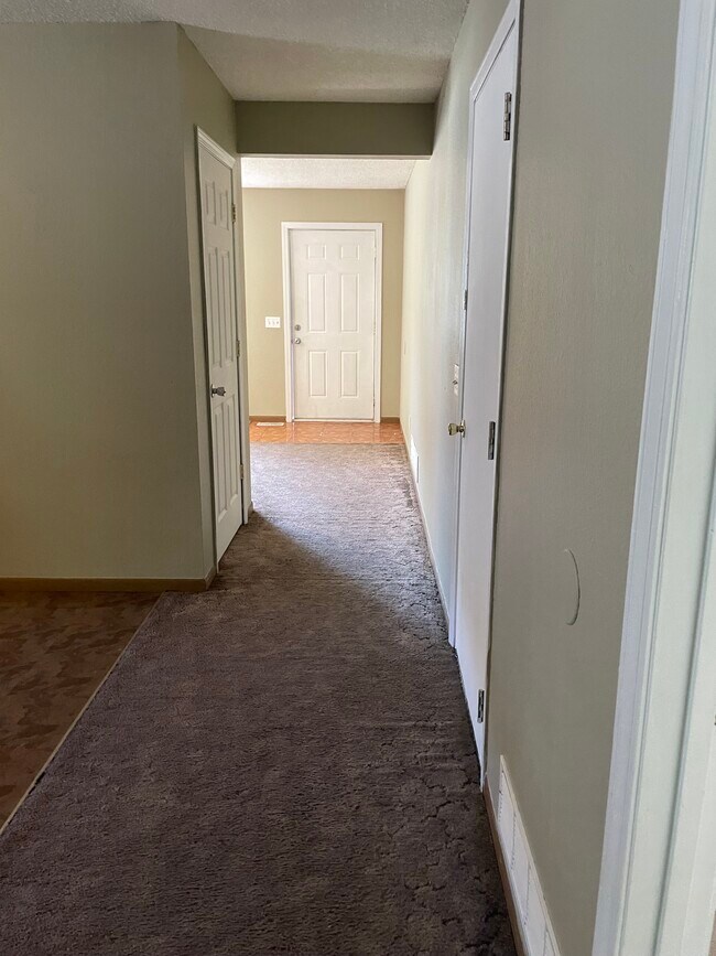 Pasillo - 2209 Roma Ln
