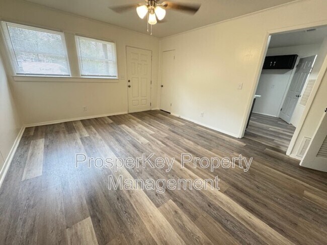 Foto del edificio - 323 Tennant Ave