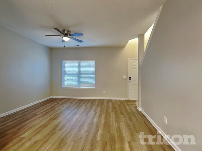 Foto del edificio - 2000 Farm Hill Ct