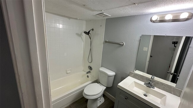 Foto del edificio - 9550 Deering Dr