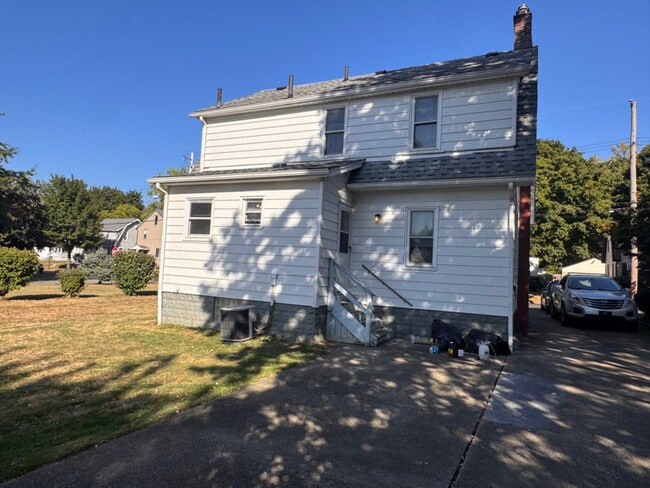 Building Photo - 576 Noah Ave