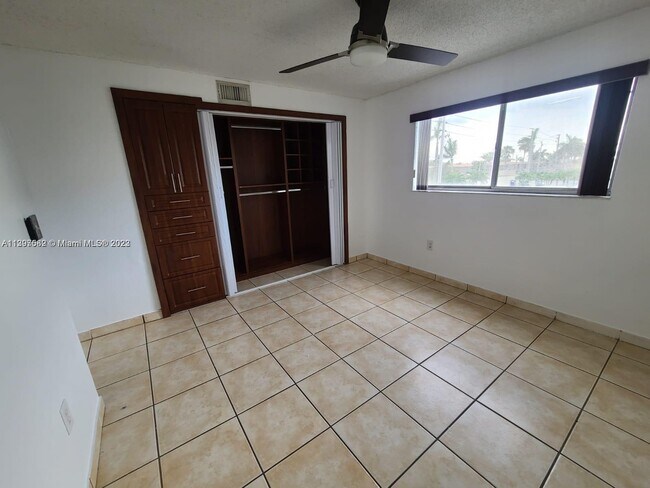 Building Photo - 2735 W 52nd St