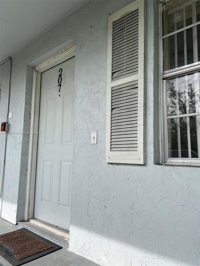 Foto del edificio - 4140 Woodside Dr