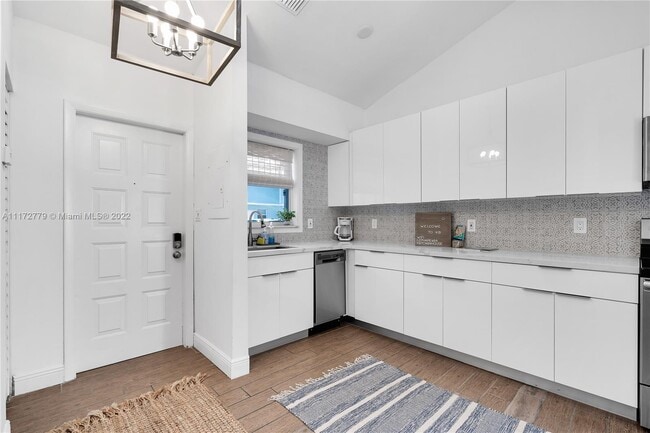 Building Photo - 798 Crandon Blvd