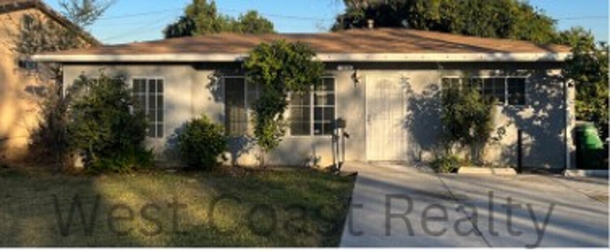 Primary Photo - Family Entertaining Large Lot Home in Chin...