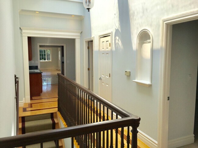 Foto del edificio - Spacious Bi-Level Top Floor 2BR + Sunroom/...