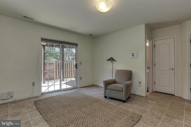 Foto del edificio - 6930 Little Falls Rd