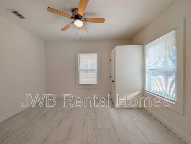 Foto del edificio - 443 Crestwood St