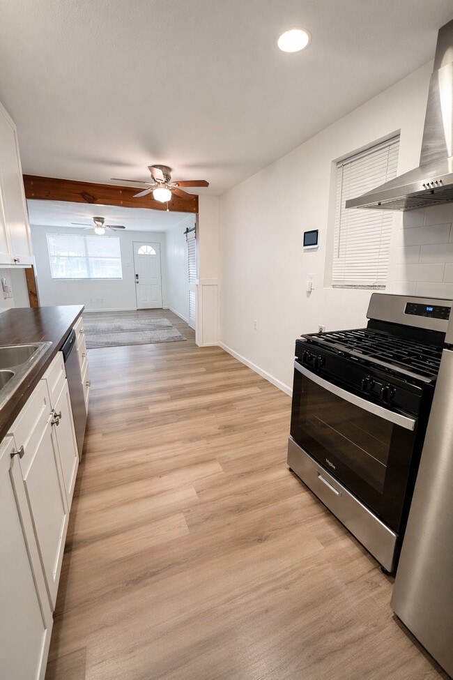 Building Photo - 117 Sylvia St