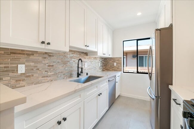 Building Photo - 652 Hayworth Ave