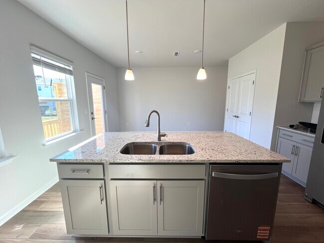 Foto del edificio - 2811 Farmhouse Dr