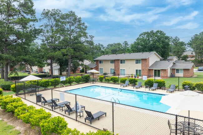 Resort-style Swimming Pool - Savannah Oaks Apartments