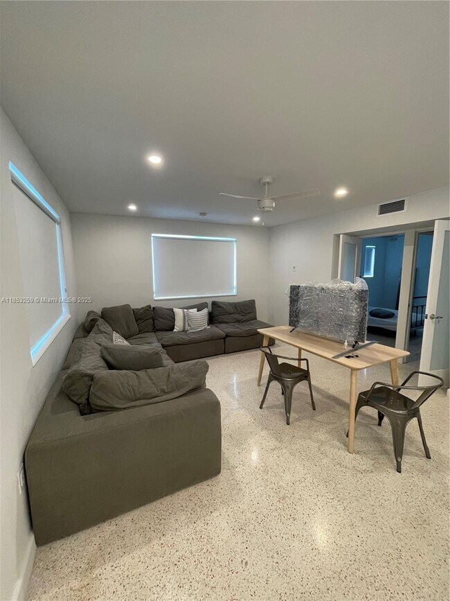 Foto del edificio - 1385 NE 105th St
