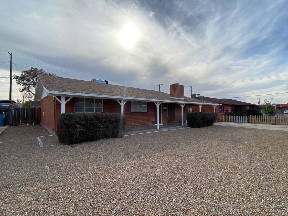 Foto principal - 3 Bedroom Home in Phoenix with lots of cha...