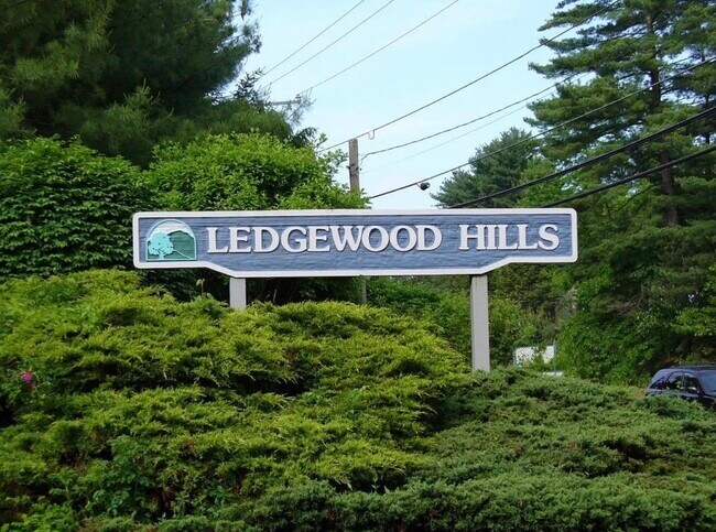 Foto del edificio - 12 Ledgewood Hills Dr