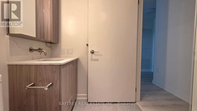 Photo du bâtiment - 120 Broadway Ave