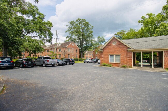 Foto del edificio - Bright & Modern 1-Bedroom Condo in Heathwood Court – Walkable & Inviting ~ Available May 2026!