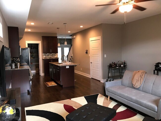 Building Photo - Large 2 Bedroom Condo For Rent Near Downto...