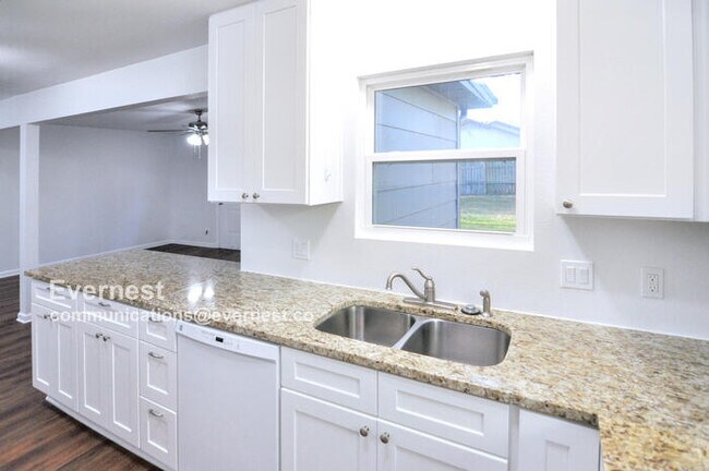 Foto del edificio - Spacious 3-Bedroom Home with Fenced Yard &...