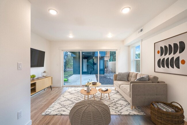 Building Photo - Brand new Portsmouth home steps from Colum...