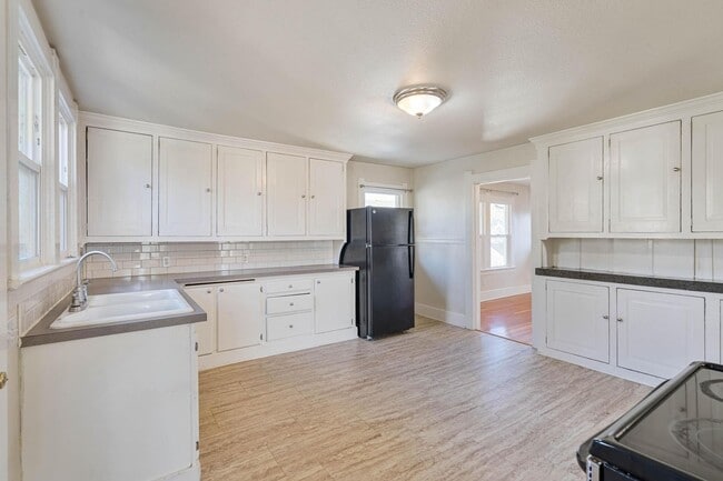 Building Photo - Charming, vintage 2-bdrm/1-bath upper in Richmond neighborhood. W/D, storage, off-street parking