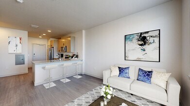 1/1, 660sf - Railside at Wadsworth Station