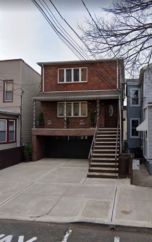 Primary Photo - 1701 Manhattan Ave