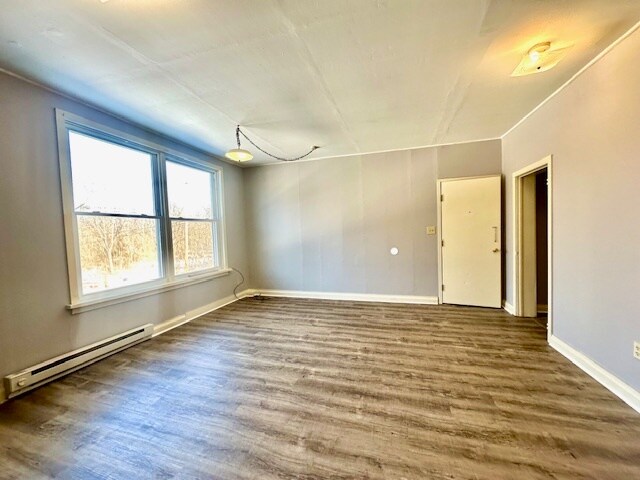 862 Iron Ridge Rd, Apt E - Liv Rm - 850 Iron Ridge Rd