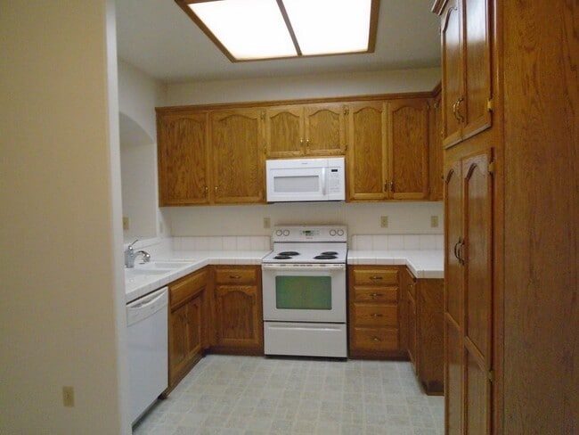 Building Photo - NORTHWEST CUTIE !  NEW PAINT AND FLOORING!!!