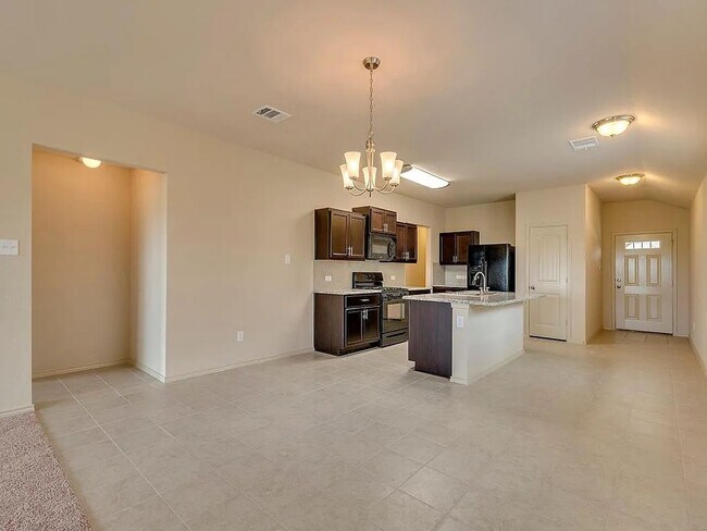 Foto del edificio - 3 Bed 2 Bath Home with Fenced Back Yard