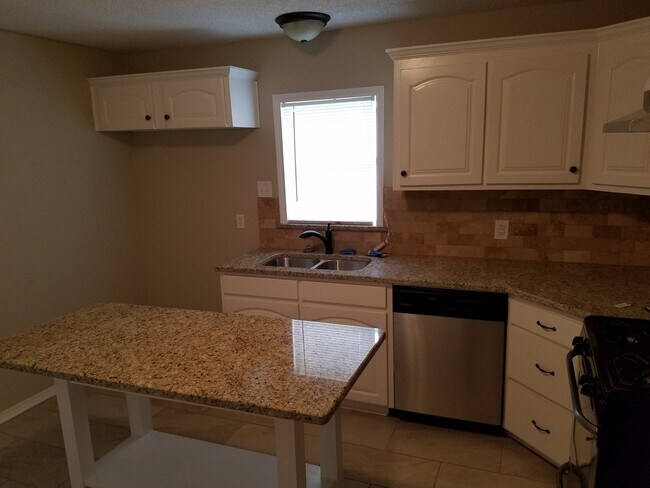 Building Photo - Charming 3 Bedroom 1 Bath in Ridglea Area!
