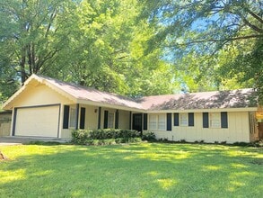 Building Photo - 217 Melrose Dr