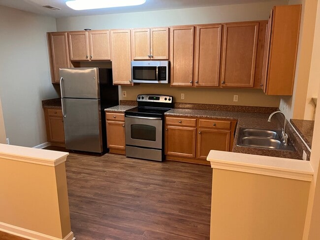 Building Photo - Lovely 3 bedroom Townhouse