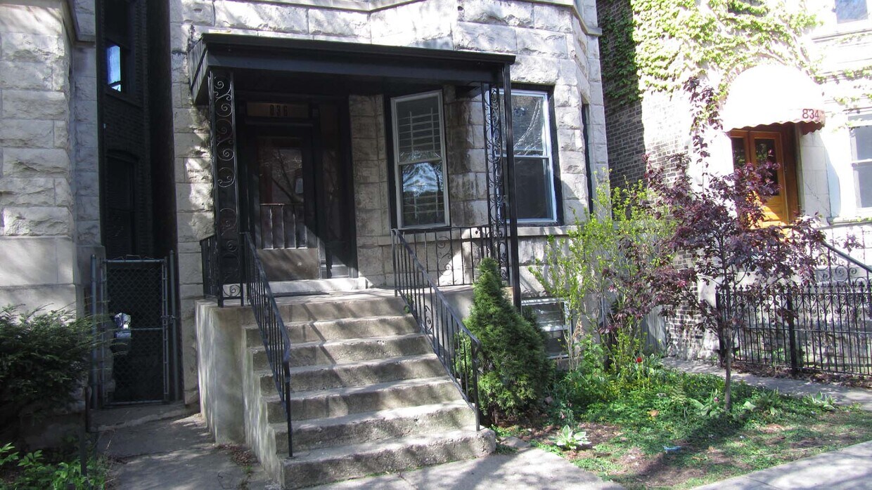 836 W Newport - 836 W Newport Ave