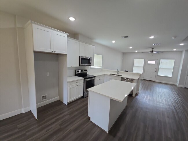 Foto del edificio - 8235 Locksley Rd