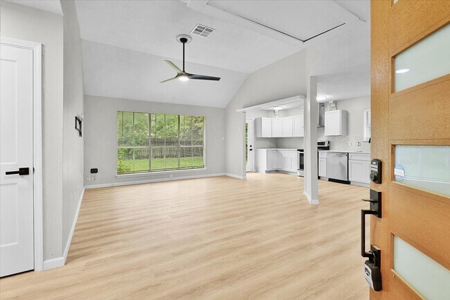 Building Photo - 2601 Village Cir Dr