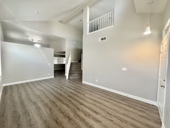 Building Photo - 823 Zinnia Cir