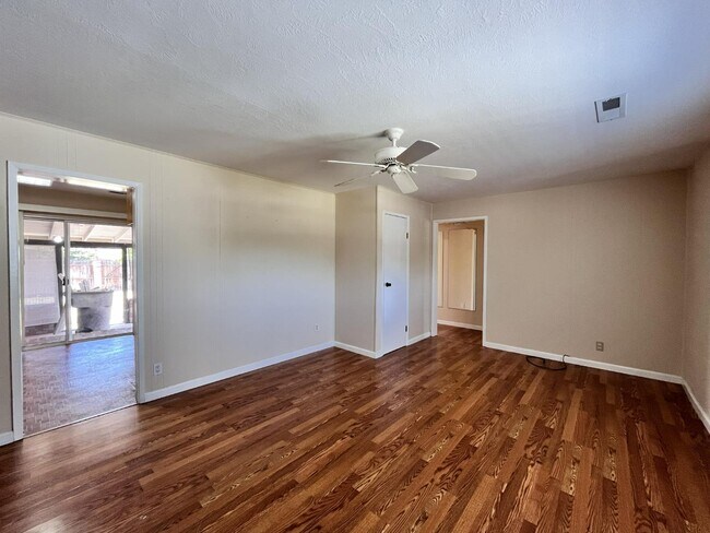 Building Photo - 144 N Pollasky Ave
