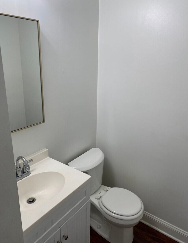 Foto del edificio - Spacious 3 Bedroom Townhouse – Available A...