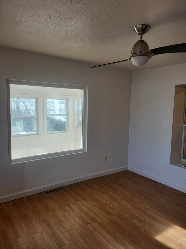 Building Photo - Country Living Close to Town!