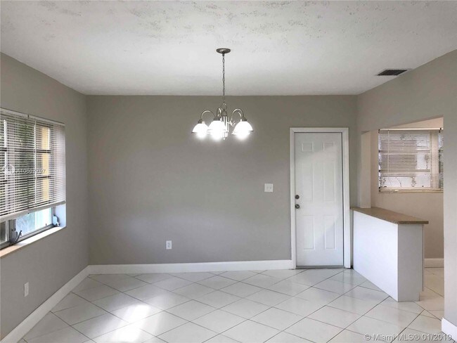Foto del edificio - 561 NE 173rd St