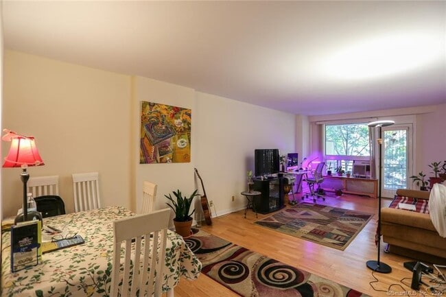 Foto del edificio - 91 Strawberry Hill Ave