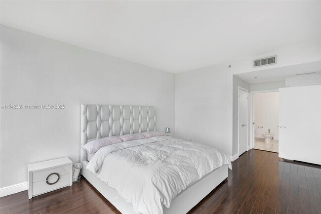 Foto del edificio - 601 NE 36th St