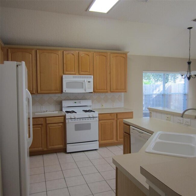 Building Photo - 6202 Kingwood Glen Dr
