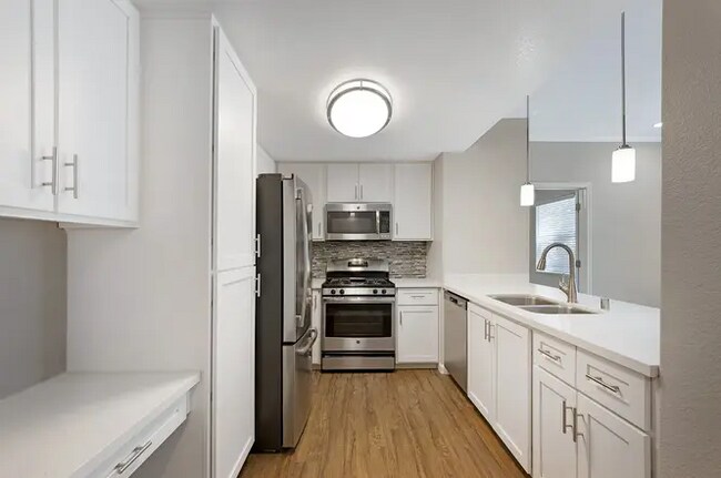 Foto del edificio - 700 Gibson Dr